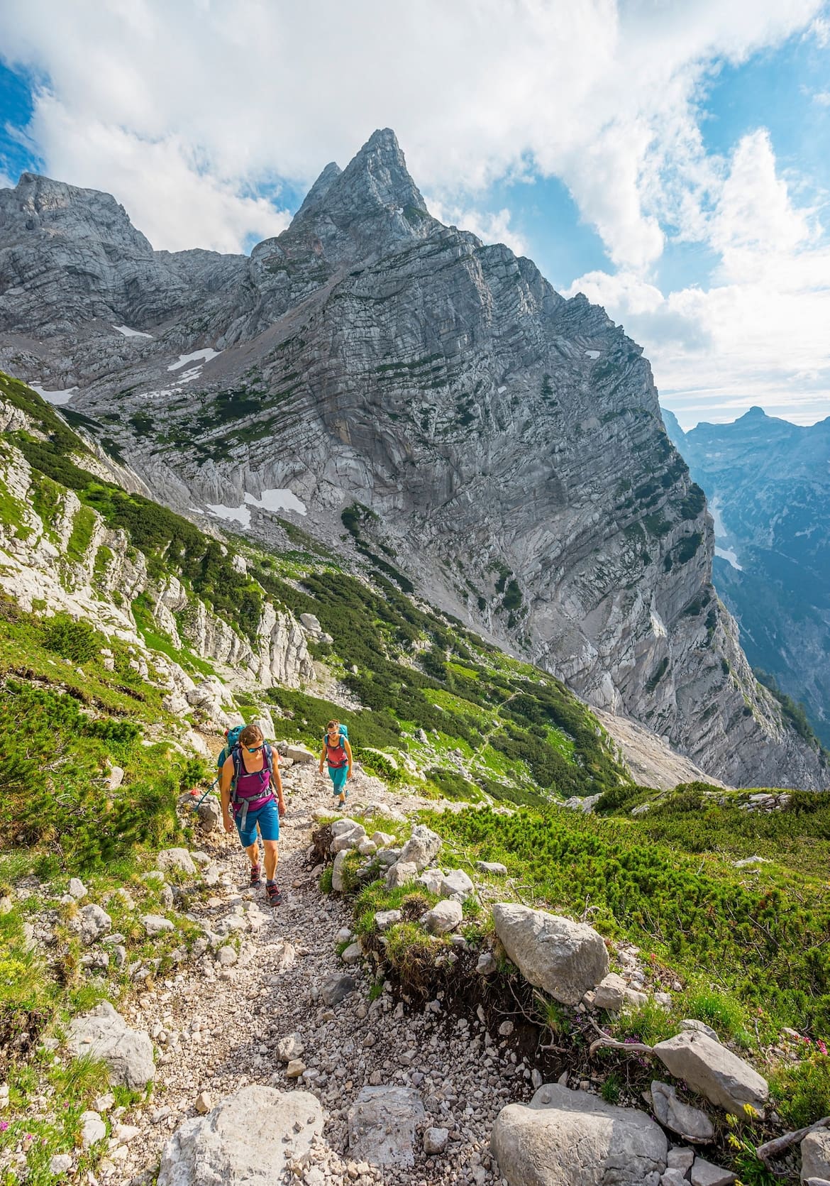 Bergsteiger auf dem Weg zum Gipfel.