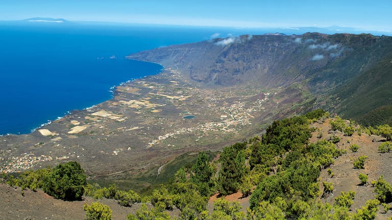 Blick vom Malpaso auf den Golfo, La Palma (links) und La Gomera/Teneriffa (Mitte)