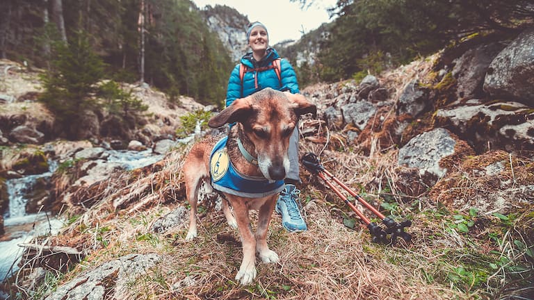 Mit ihrem treuen Begleiter, ihrem Hund Loui, erkundet die Alpinistin die schönsten Plätze der Welt und teilt ihre Abenteuer mit anderen.