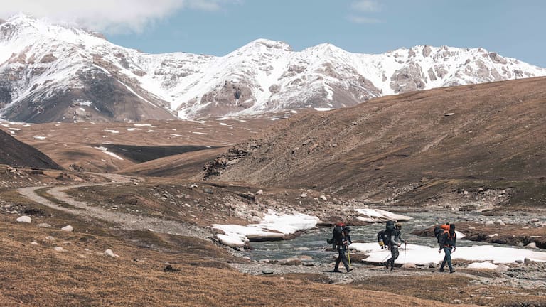 Fasziniert von den gewaltigen Gipfeln des westlichen Tian-Shan-Gebirges nehmen Thomas Delfino, Léa Klaue und Aurélien Lardy die anstrengende Anreise durch die endlosen Weiten der kirgisischen Steppe auf sich, um das Kakschaal-Too-Massiv mit Freerideski zu befahren.