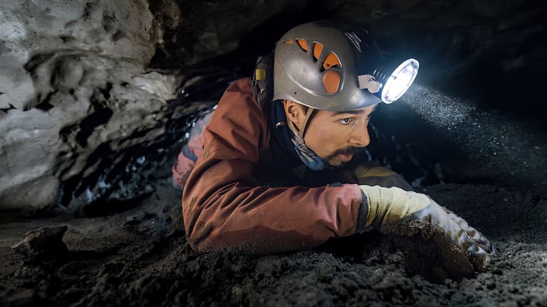 Das Ziel der Höhlenforscher Katie Graham und Franck Tuot: Die tiefste und längste Höhle von British Columbia finden. Gemeinsam mit ihren Teams unternehmen sie eine gefährliche Expedition.