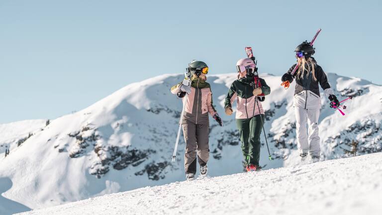 270 Abfahrtskilometer, 70 moderne Liftanlagen und 60 gemütliche Skihütten gibt es im Skicircus Saalbach Hinterglemm Leogang Fieberbrunn zu entdecken.