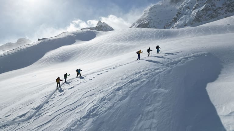 2024 lädt dich deuter bei den internationalen off-line days zu einer 3 bis 4-tägigen Skitouren-Traverse im Alpenraum ein.