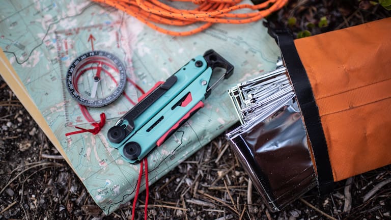 Handy, Karte, Erste Hilfe Set und Multitool – es gibt Dinge, die gehören bei jeder Bergtour in den Rucksack: Weil sie deine Ausflüge in die Natur sicherer machen. 