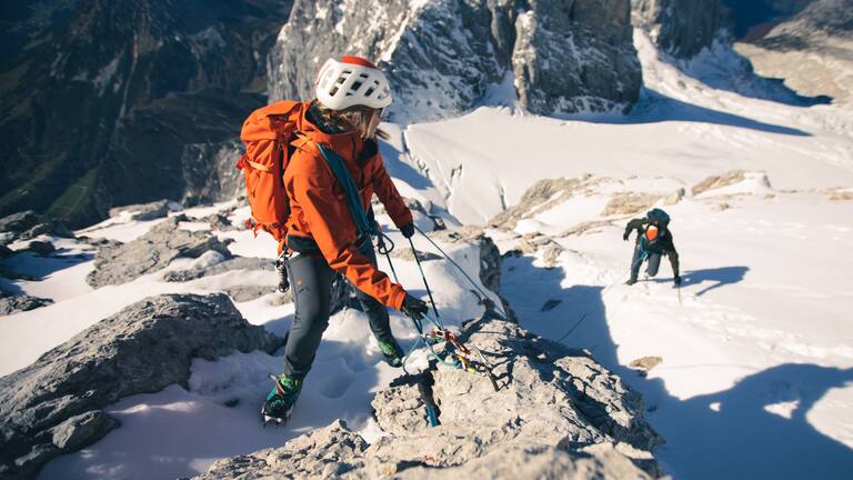 Der Hanwag Makra Pro GTX gibt dir im alpinen Gelände Sicherheit, lässt aber gleichzeitig genug Raum für Berggenuss. Ein leichter und stabiler Allrounder für anspruchsvolle Bergtouren – mit Steigeisenauflage.