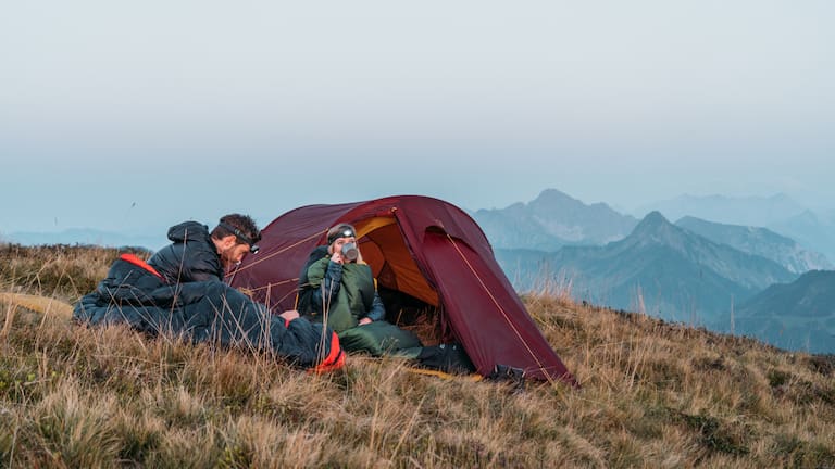 Auf einer mehrtägigen Trekking-Tour zählt jedes Gramm – der Schlafsack sollte deshalb möglichst leicht sein und über ein kleines Packmaß verfügen.