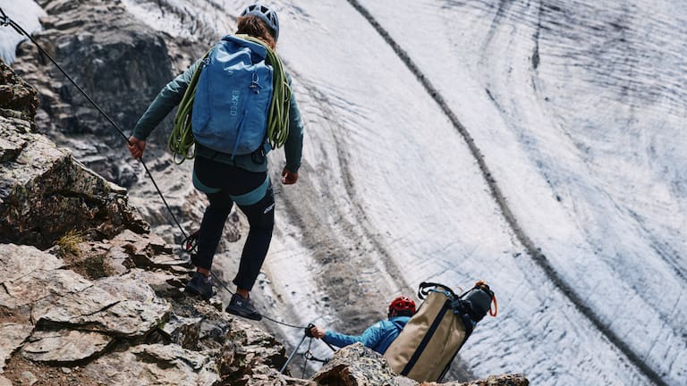 Schwer beladen am Einstieg in den Klettersteig Piz Trovat II: Allein der Portaledge am Rücken wiegt mindestens 20 Kilos. 