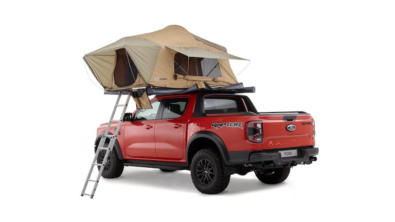 Der Ford Raptors bietet nicht nur eine riesengroße Ladefläche, sondern auch noch einen aussichtsreichen Schlafplatz auf dem Dach.