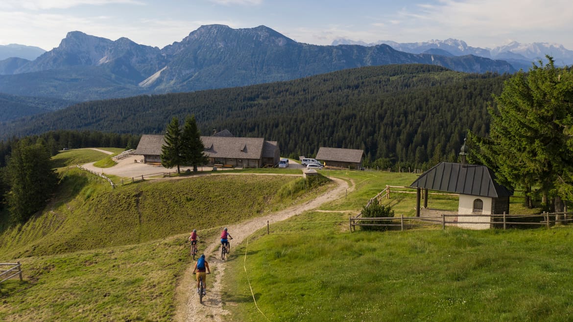 Grüne Almen und sanfte Voralpengipfel prägen die Landschaft um Inzell – ideales Gelände für Wanderer, Mountainbiker und Familien.