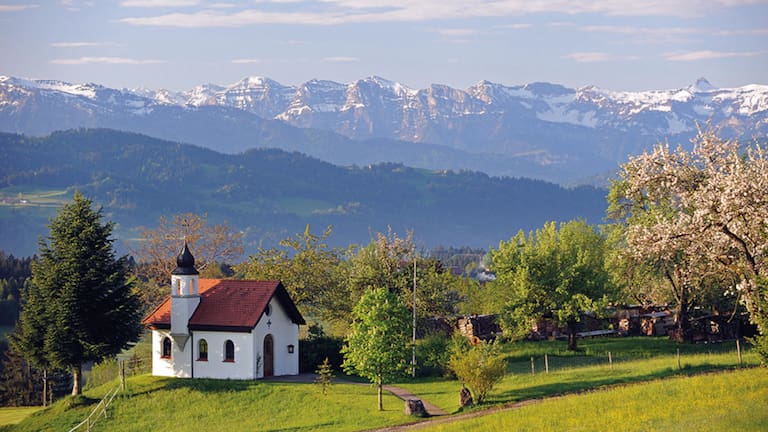 Auf einem sonnenverwöhnten Hochplateau liegt zwischen Bodensee und Allgäuer Alpen der heilklimatische Kurort Scheidegg – ein Paradies für Wanderer, Naturliebhaber und Familien.
