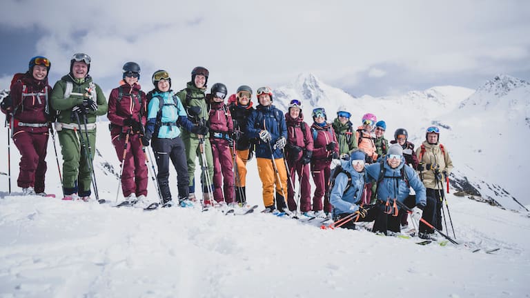 Die glücklichen Teilnehmer am Ende eines unvergesslichen Skitouren-Wochenendes.