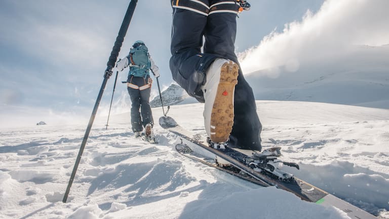 Leicht, zuverlässig und intuitiv zu bedienen – die Salomon MTN Tour Skitourenbindung überzeugt im Aufstieg und bei der Abfahrt.