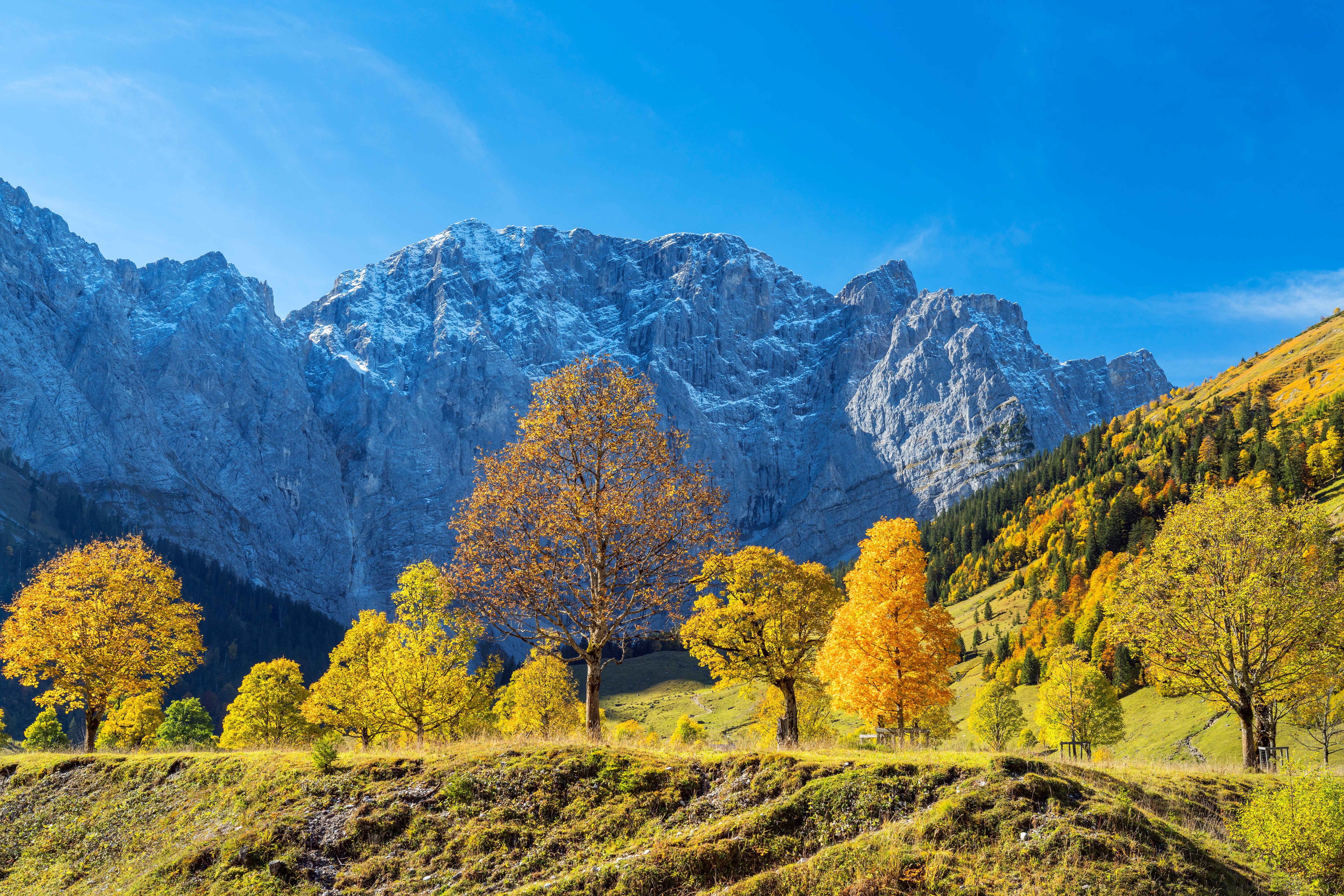 Das erste Wochenende im November verspricht strahlendes Herbstwetter in den Bergen. Blick von der Eng auf die Grubenkarspitze (2.663 m) in Hinterriß, Tirol