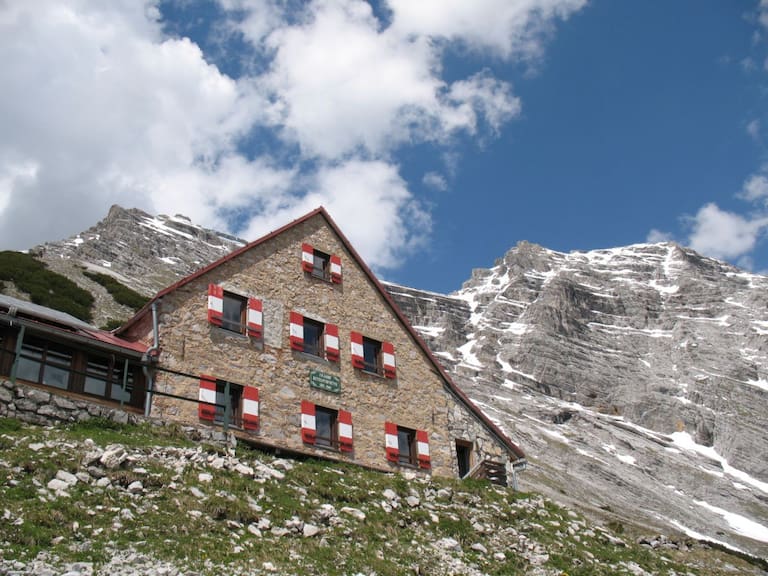 Die Bettelwurfhütte (2.077 m) im Karwendel, Tirol  
