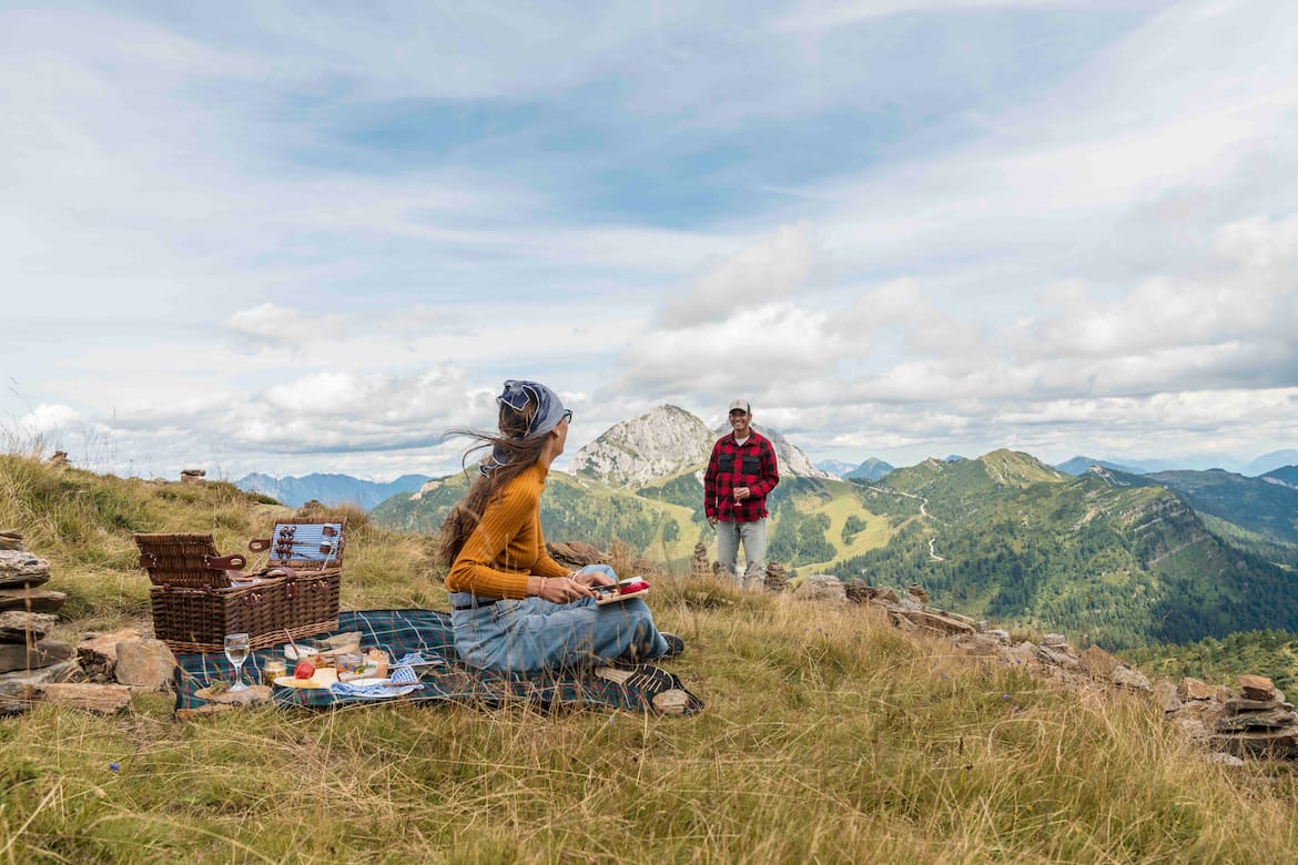 Ein klassisches Picknick am Berg vereint landschaftliche und kulinarische Genüsse.