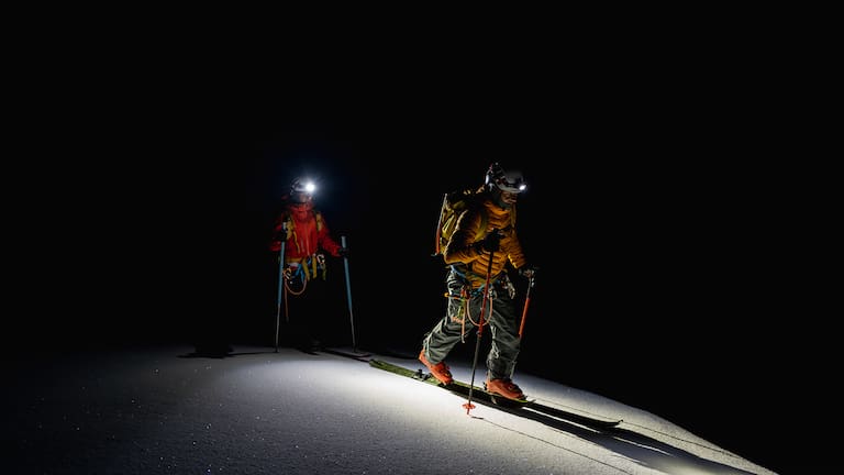 Zwei Skitourengeher, Nacht, Petzl Stirnlampe