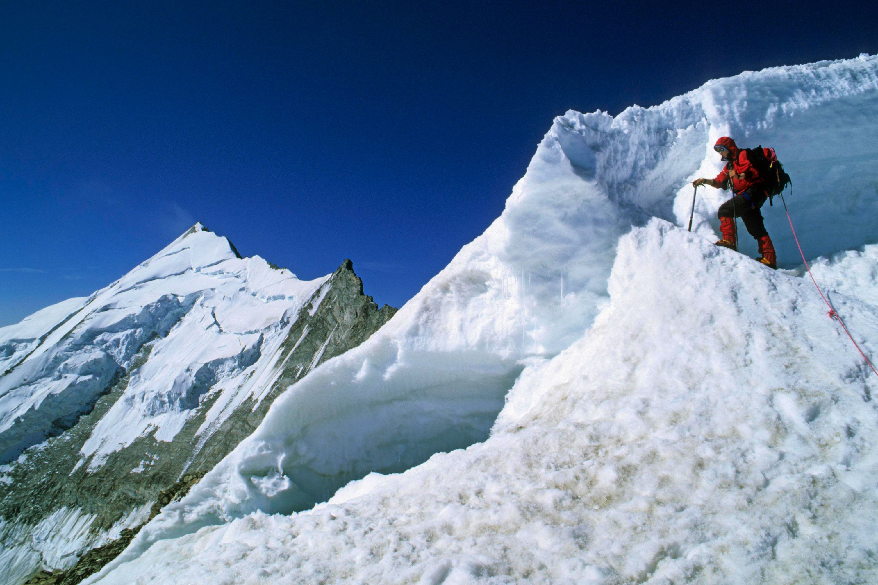 Schweiz: Bergsteigerin am Bishorn in den Walliser Alpen
