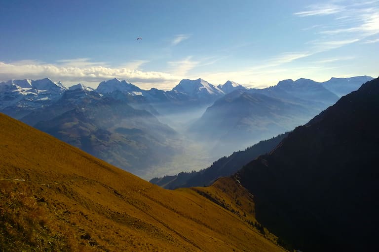 Wandern in den Berner Alpen: Blick in Richtung Kandersteg entlang der Tour auf den Niesen