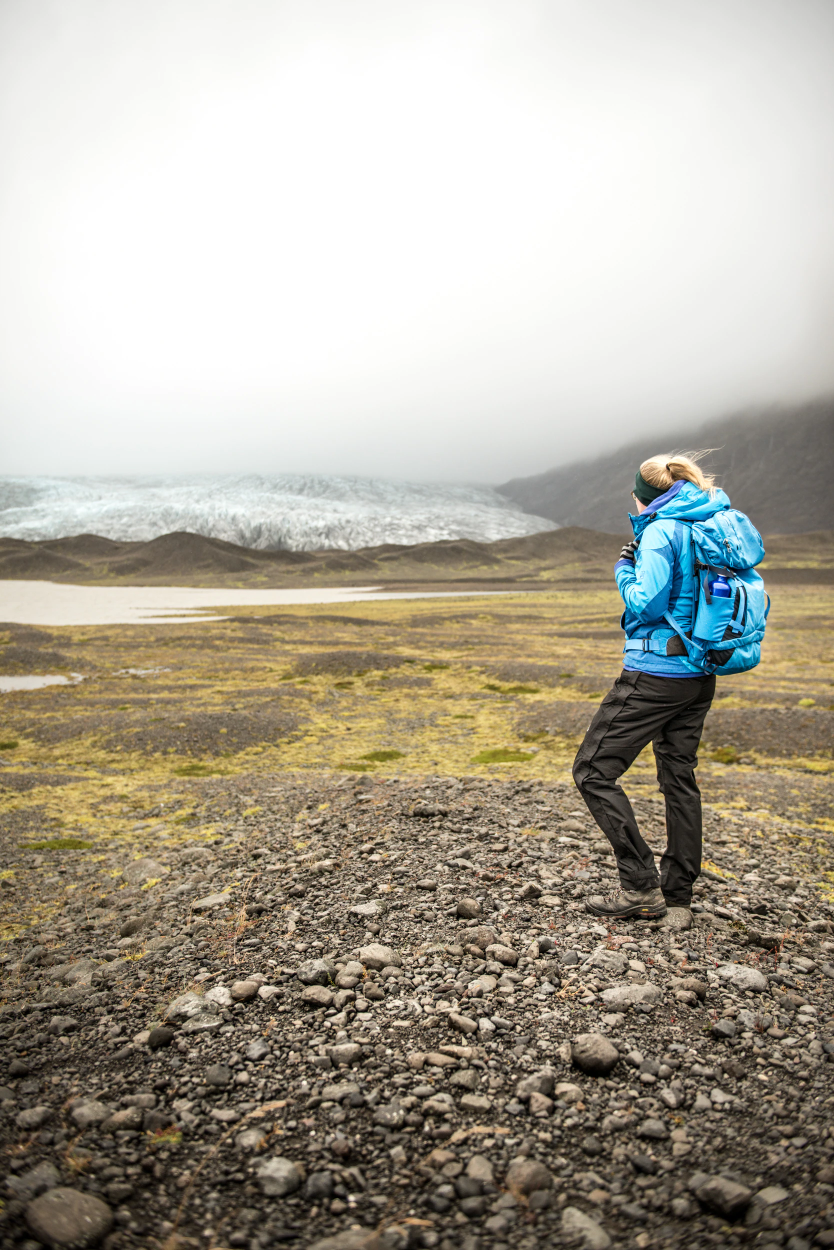 Frau Blickt auf den Gletscher Fláajökull und die vorgelagerten Gletschermoränen im Osten Islands