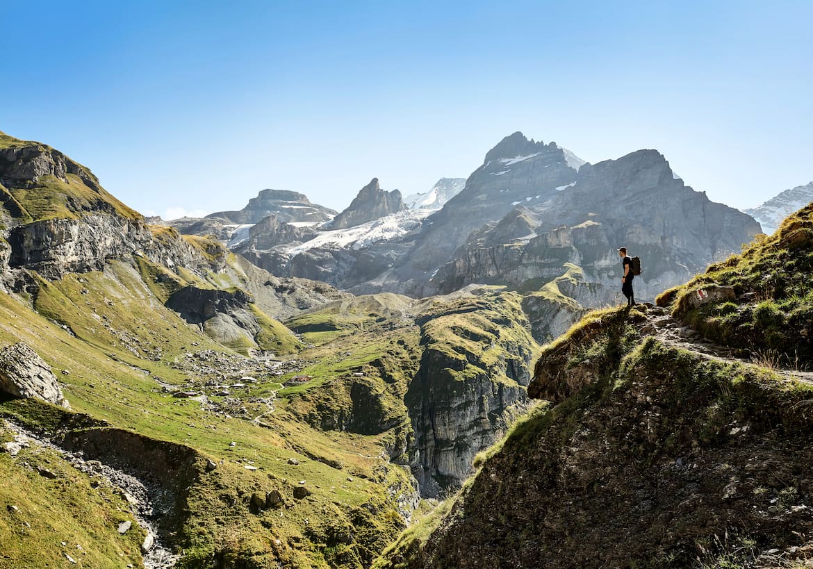 Ein Wanderer genießt die Aussicht.