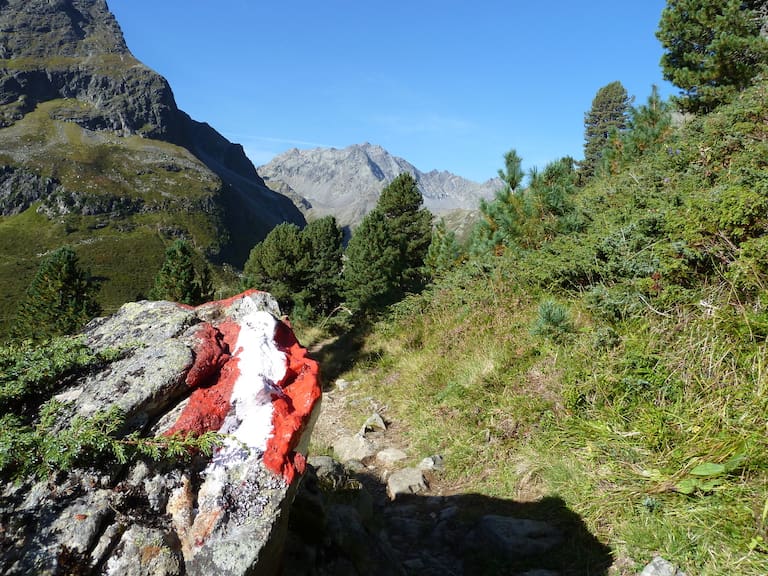 Bodenmarkierung eines Bergweges im Sellraintal in Tirol