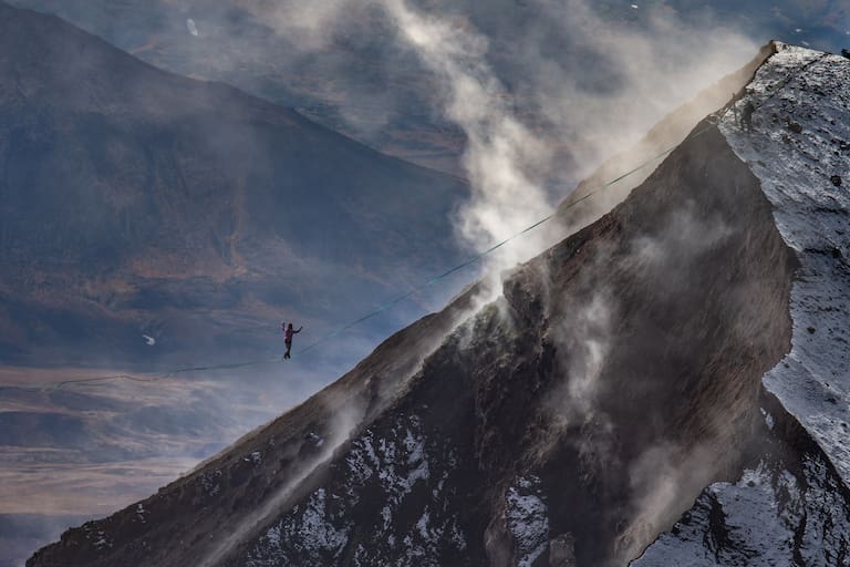 Highlinerin Evgeny Lysov bei ihrem Weg über den Gorely Vulkan in Kamtschatka 
