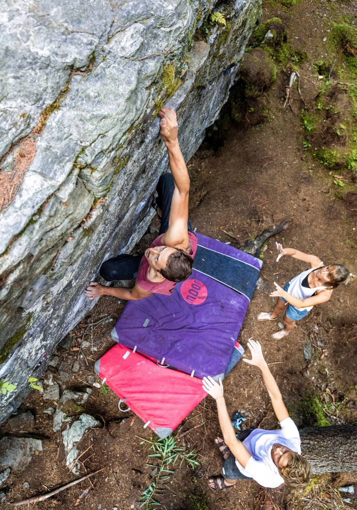 Ein Sportler klettert auf einem Felsen.