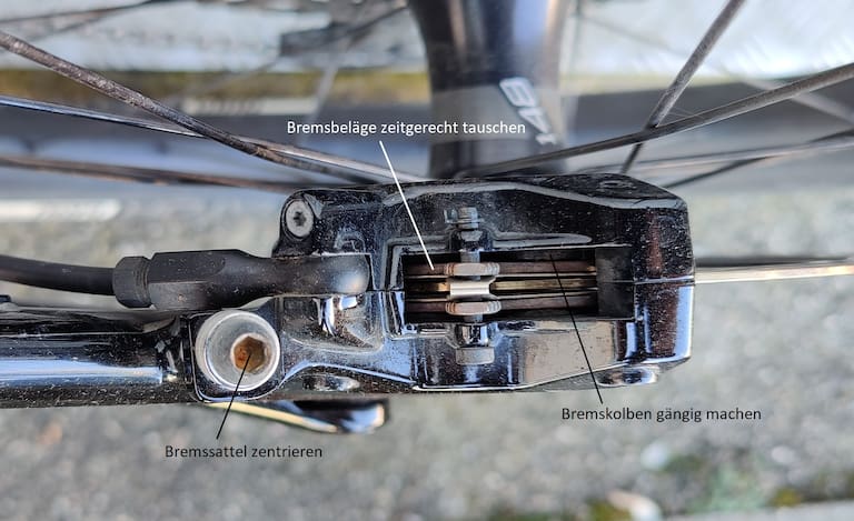 Bremskolben, Bremssattel und Bremsbelege eines Mountainbike in Nahaufnahme 