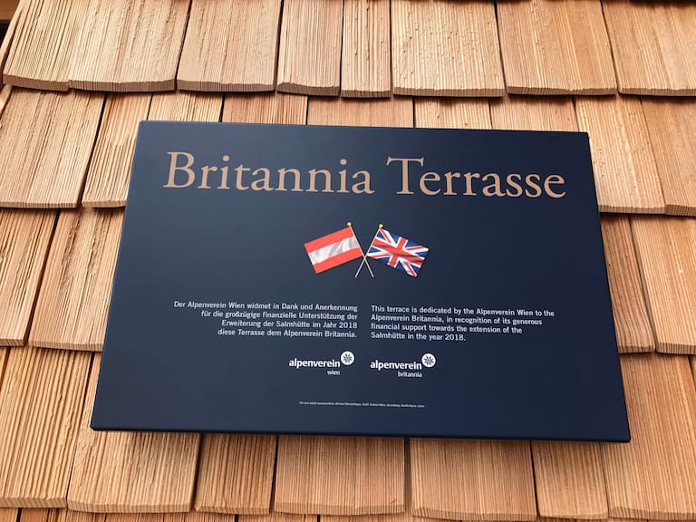Eine Tafel auf der neuen Terrasse erinnert an die großzügige Spende der Sektion Britannia.