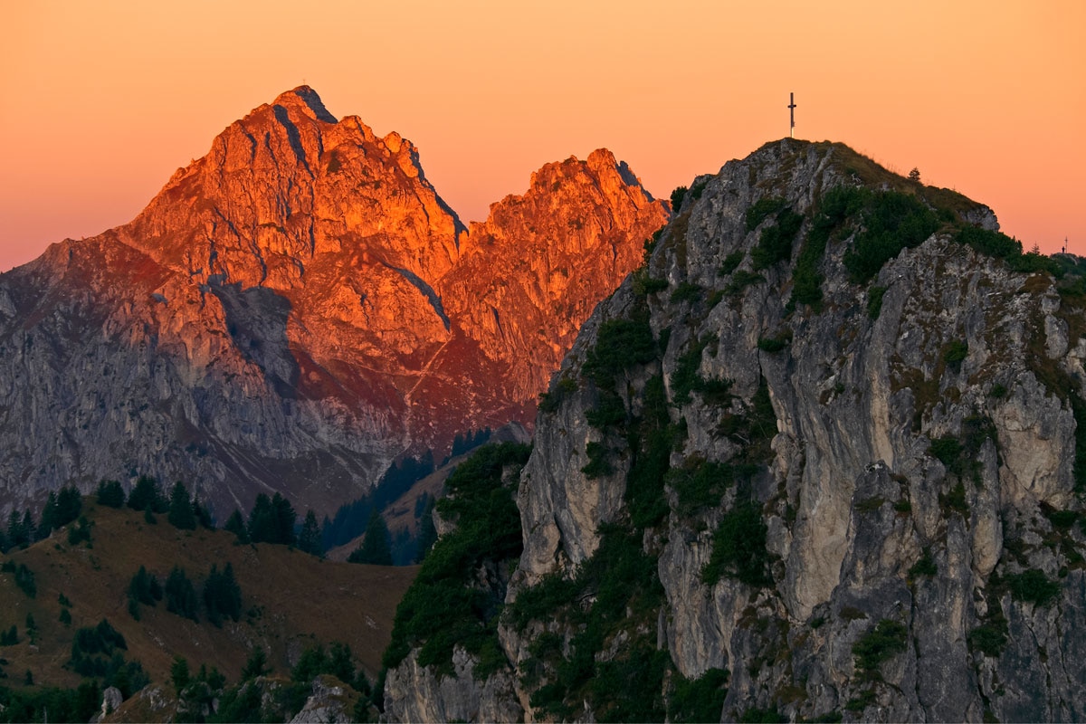 Blick vom Teufelstättkopf auf die Große Klammspitze (1.924 m) links und den Brunnenkopf (1.718 m) rechts in den Ammergauer Alpen 
