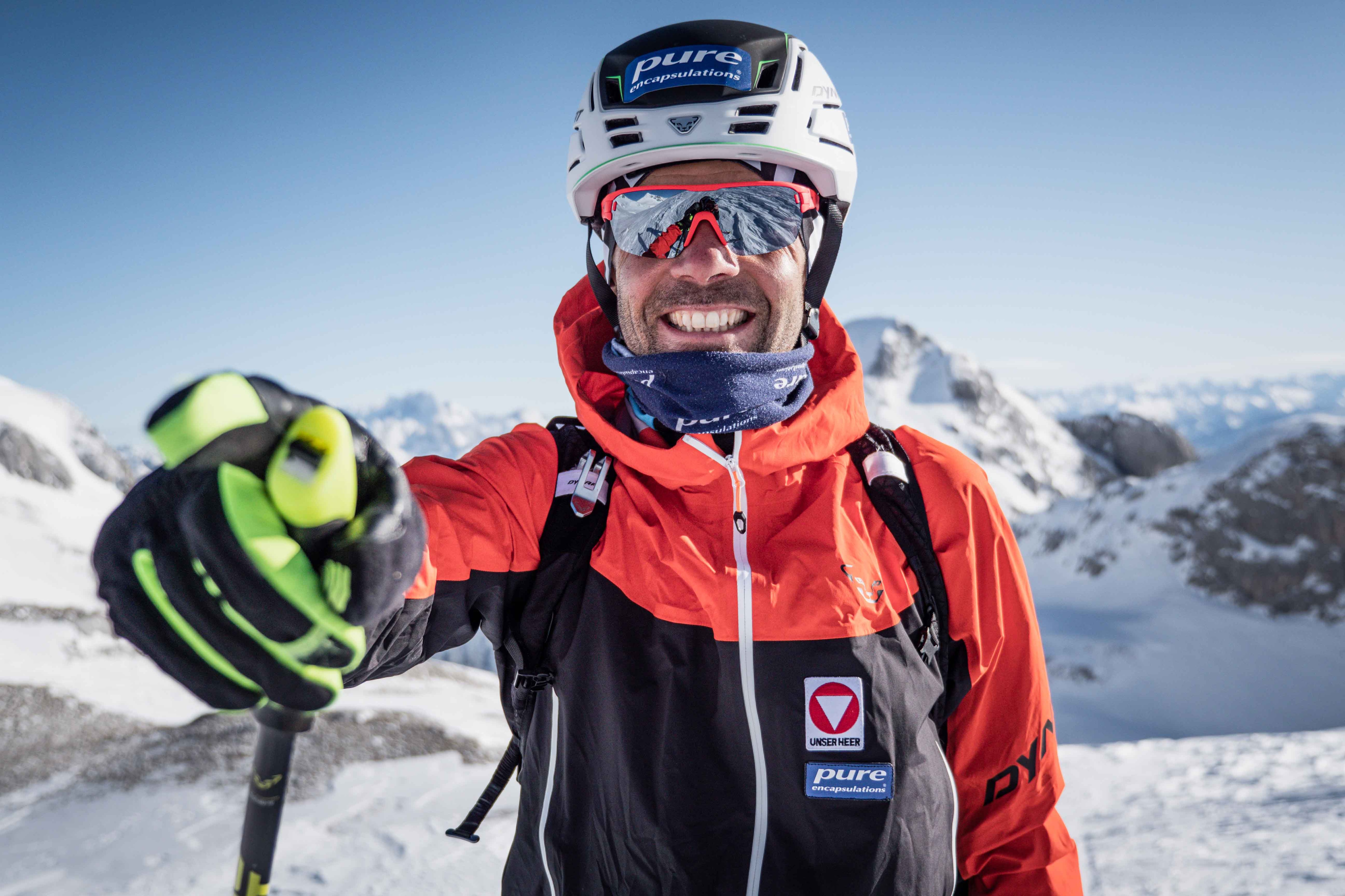 Egal wie viele Höhenmeter Anstieg noch vor ihm liegen, Jakob Herrmann hat stets einen Grinser im Gesicht. Hier auf Skitour im Tennengebirge