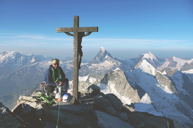 Christoph Hüthmair am Gipfel des Zinalrothorn (4.221 m) in den Walliser Alpen
