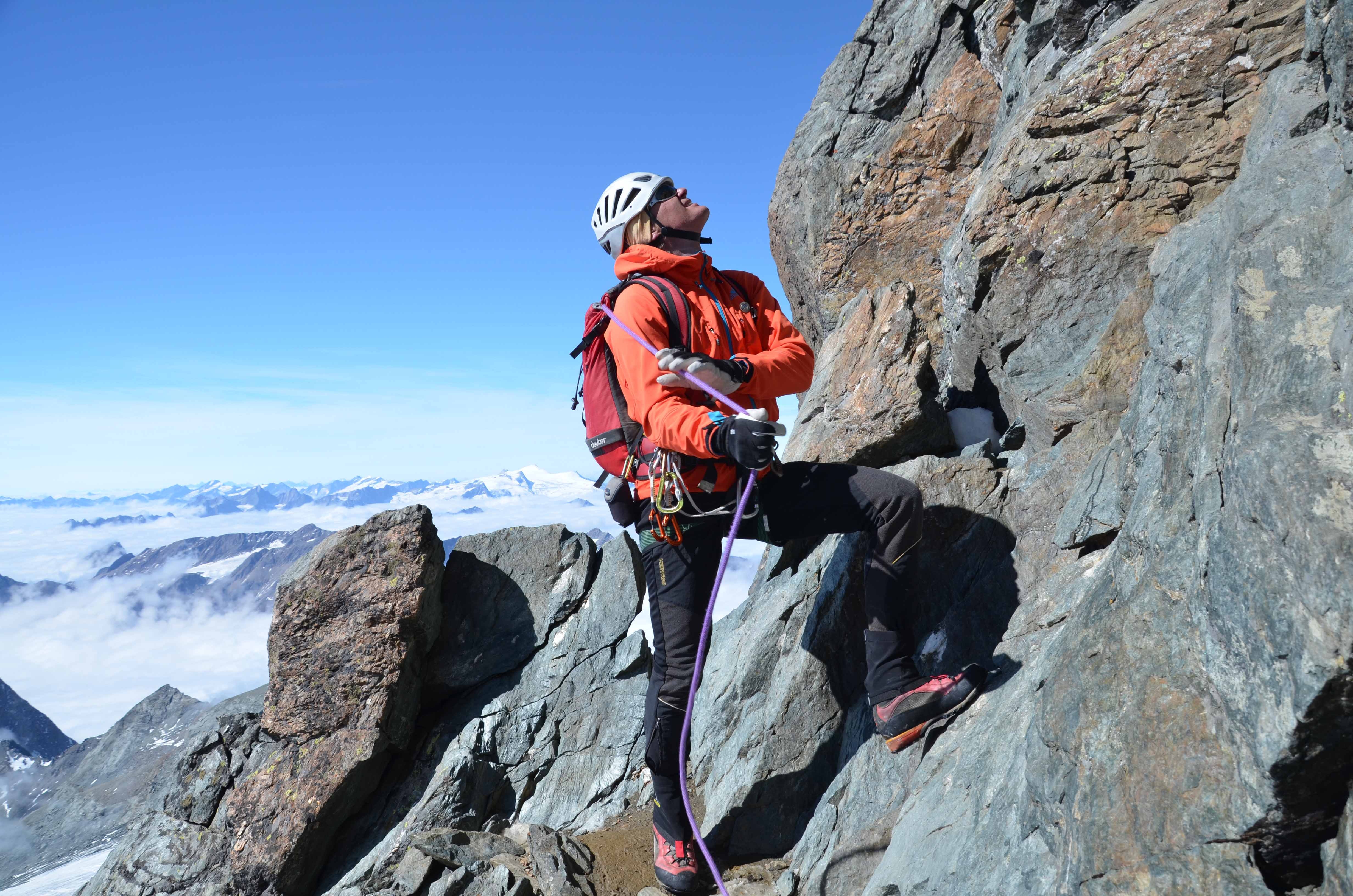 Roman Dirnböck ist seit über 30 Jahren als Bergführer tätig. Unterwegs am Stüdlgrat zum Gipfel des Großglockner (3.798 m)