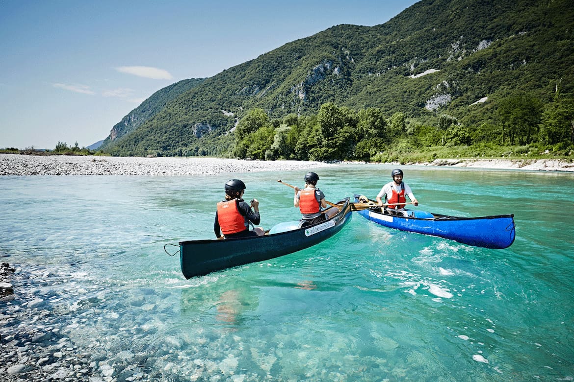 Vollbepackt: In den blauen Containern ist alles untergebracht, was nicht nass werden darf. Voll eingepackt: Da Kentern keine Seltenheit ist, sollte man immer Helm und Schwimmweste tragen.