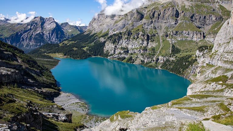 Der Oeschinensee gehört zum UNESCO-Welterbe und gilt für viele als schönsten Bergsee der Alpen – mitten im Berner Oberland.