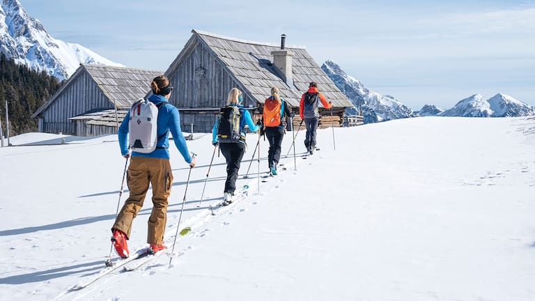 Skitouren-Begeistert können sich über eindrucksvolle Panoramen und unverspurte Pulverhänge freuen.