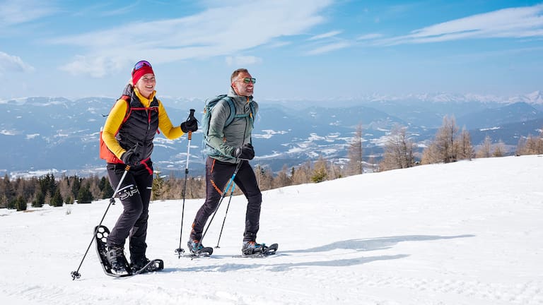 Beim Schneeschuhwandern können Sportbegeisterte die Erlebnisregion von einer anderen Seite erleben. 
