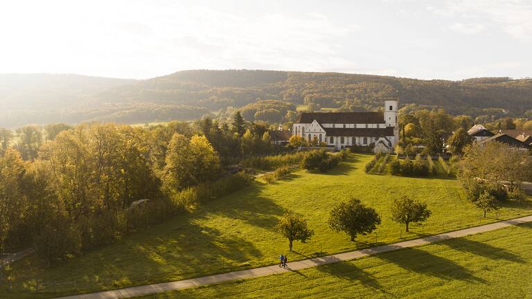 Das Kloster Mariastein, eingebettet in herbstliche Farben und Natur.