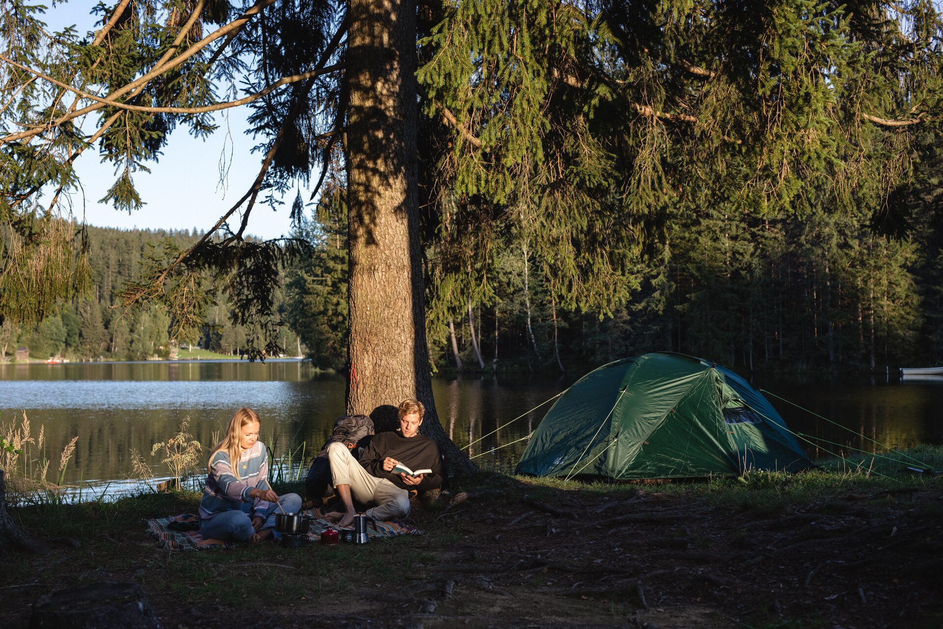 Mit Campervan und Zelt in die Berge oder an den See