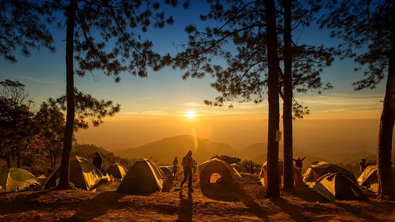 Camper und Zelte bei Sonnenuntergang