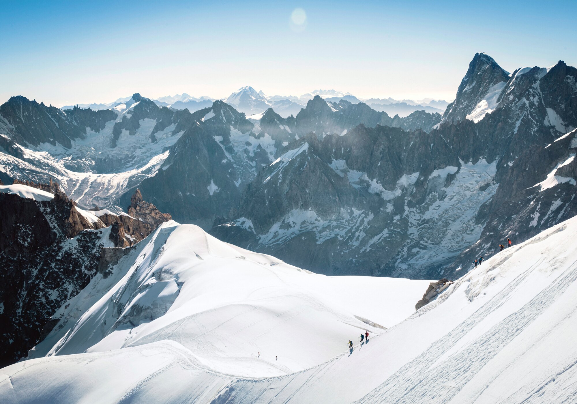 Drei Bergsteiger und ein atemberaubendes Panorama.