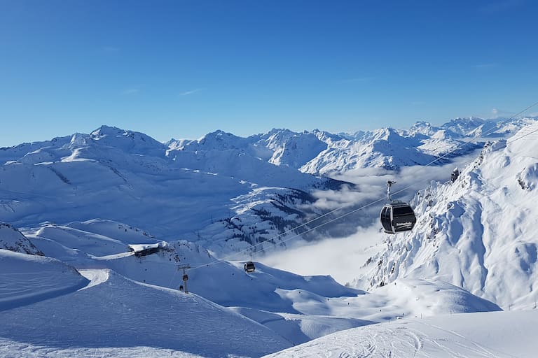 Seilbahn am Arlberg im Winter