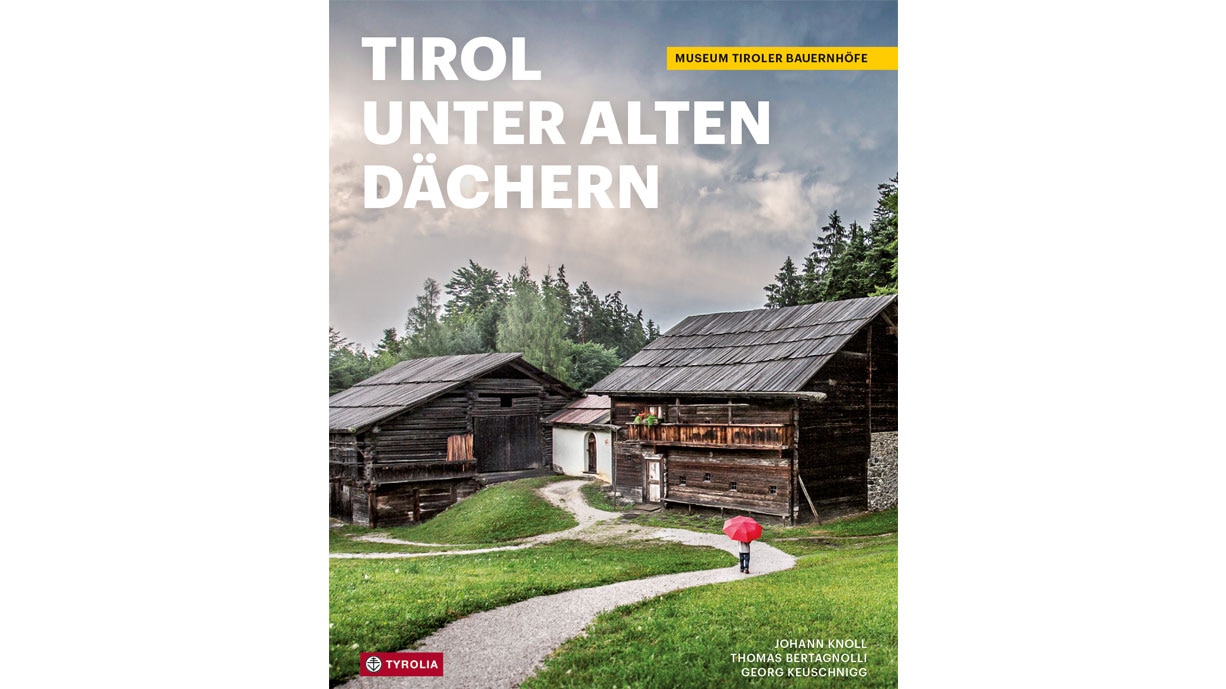 Cover: Bildband „Tirol unter alten Dächern“ (Museum Tiroler Bauernhöfe)