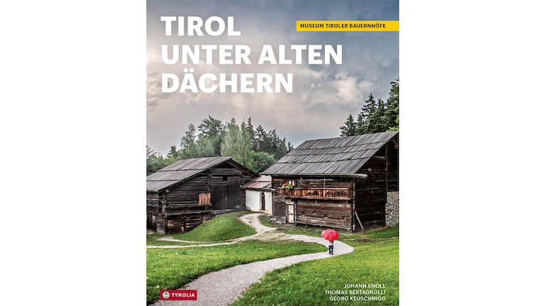 Cover: Bildband „Tirol unter alten Dächern“ (Museum Tiroler Bauernhöfe)