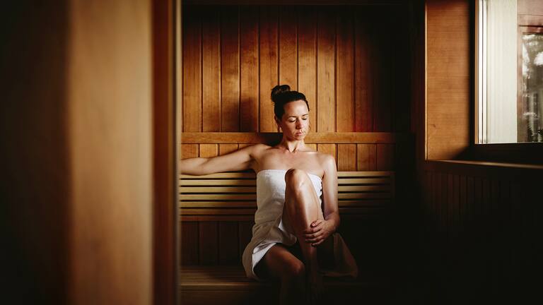 Ein Saunagang stärkt die Abwehrkräfte, steigert das Wohlbefinden und reduziert Stress.