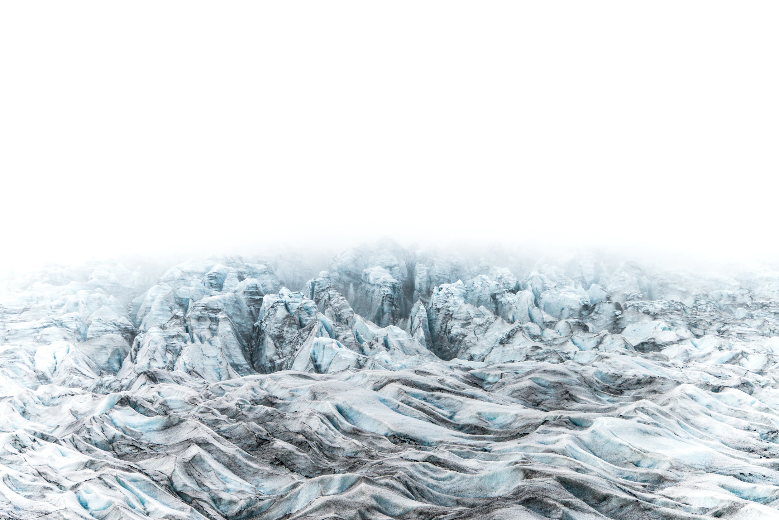 Die Gletscherzunge verschmilzt mit dem über sie hinweggleitenden Nebel zu einer Einheit aus Weiß