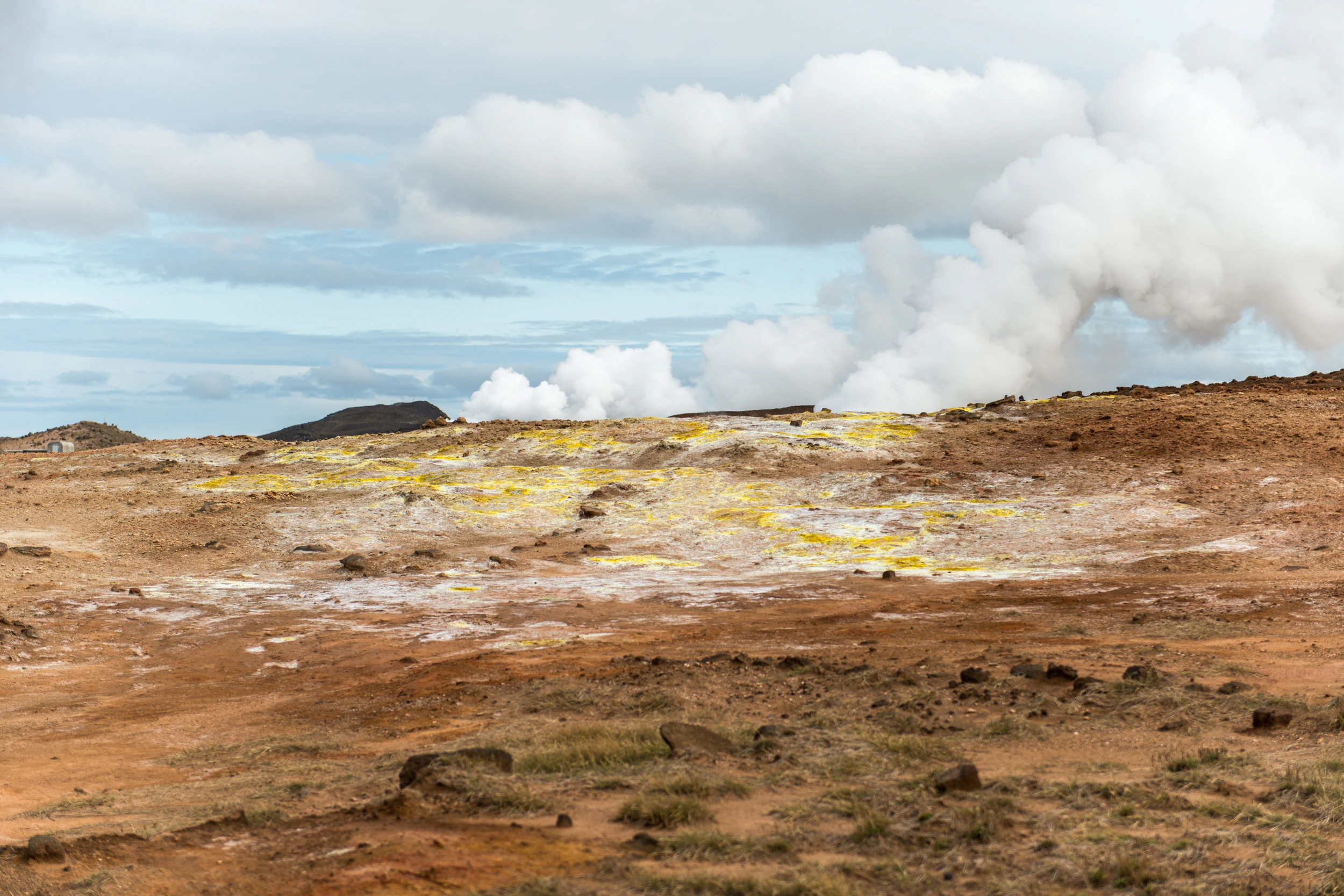 Die gelb-orange Landzunge von Reykjanes mit geothermalen Dämpfen. 
