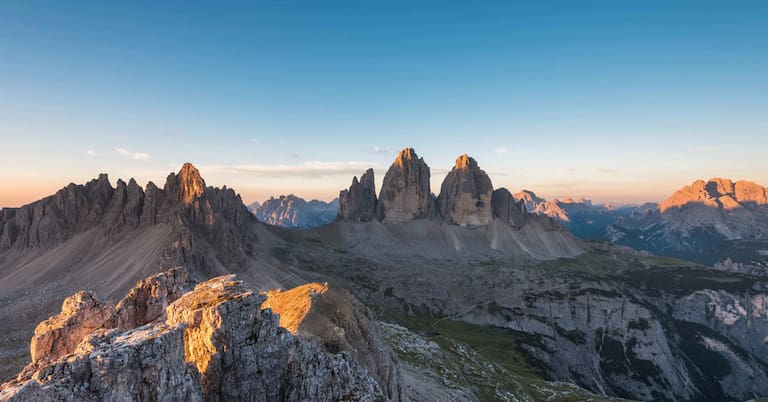 Ein Anblick, dem sich wohl kein Bergsteiger so leicht entziehen kann: Die Drei Zinnen in den Sextener Dolomiten.