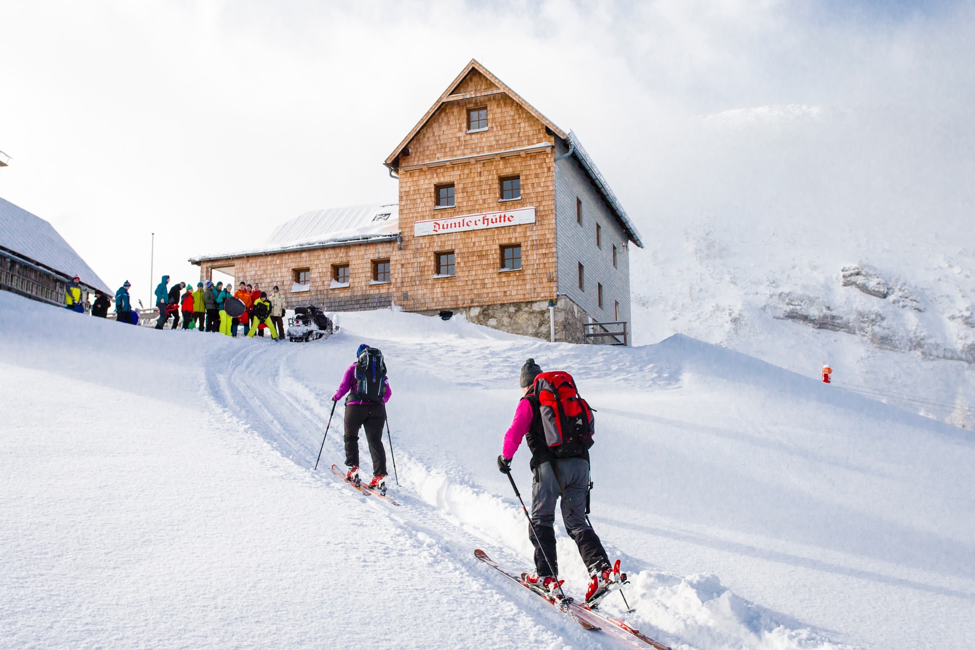 Skitourengeher am Weg zur Dümlerhütte