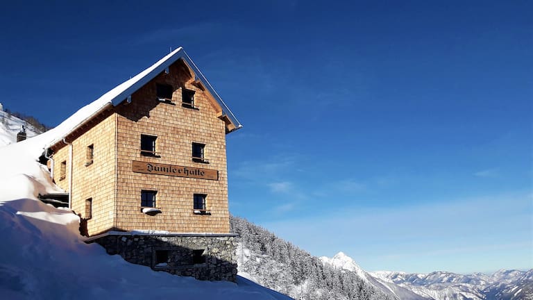 Die auf 1.495 m gelegene Dümlerhütte ist ein idealer Ausgangspunkt für zahlreiche Skitourenvarianten in der Phyrn-Priel-Region